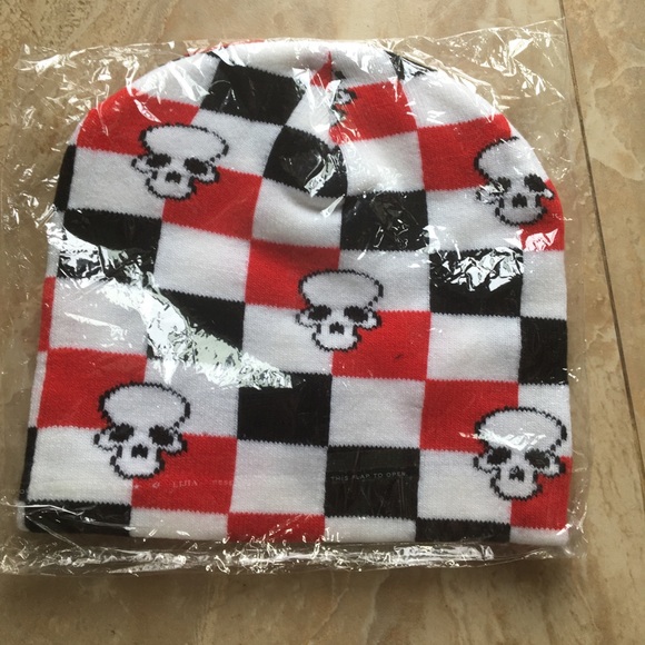 Checker Skull Clover Beanie - Picture 1 of 3